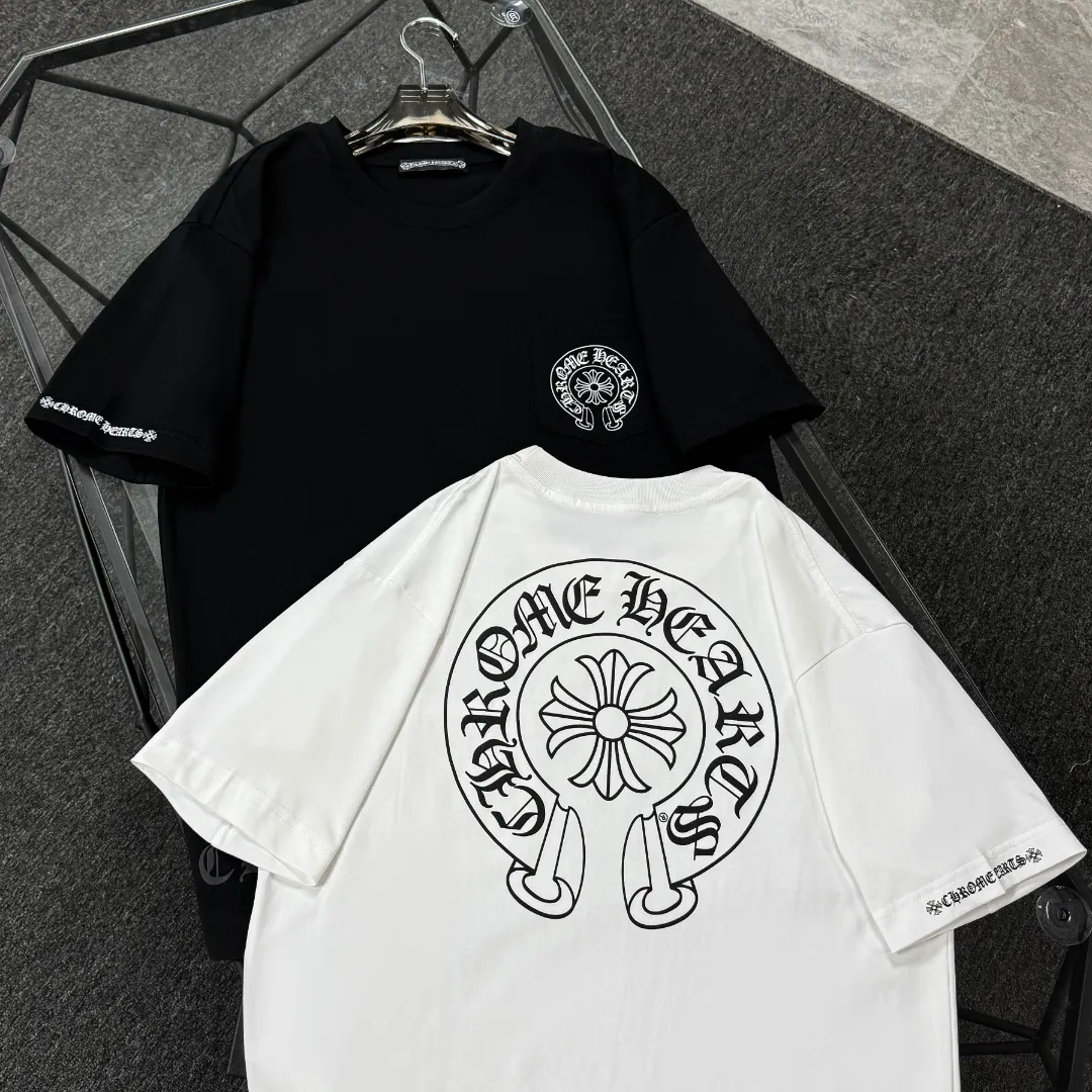 P170 Chrome Hearts Chrome Hearts 25 high-end versions. The fabric is made of 300 grams of high-density pure cotton. It does not deform or shrink. It has three labels. It is the same style for men and women. Technology: Digital printing. Color: White. Black. SIZE: S-XL.